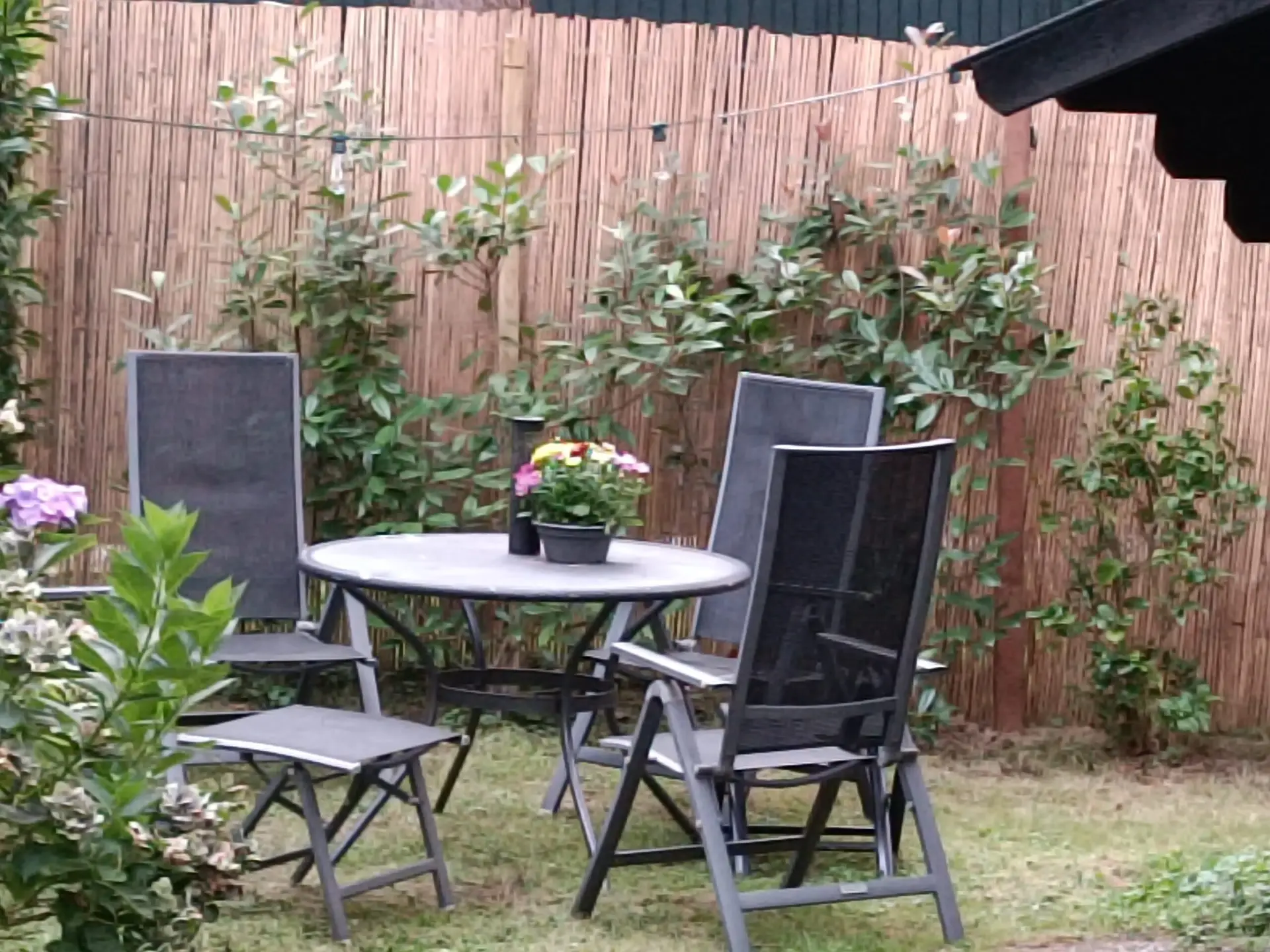 Ëén van de zitmogelijkheden in de tuin