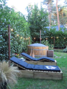 Loungebedden en hottub