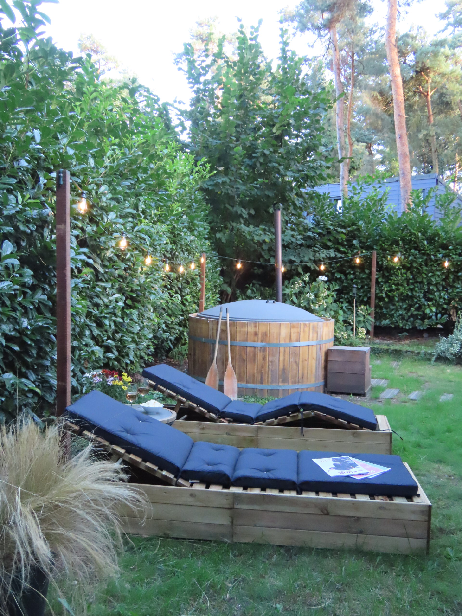 Loungebedden en hottub