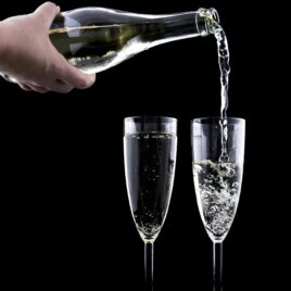 Fles prosecco met twee glazen